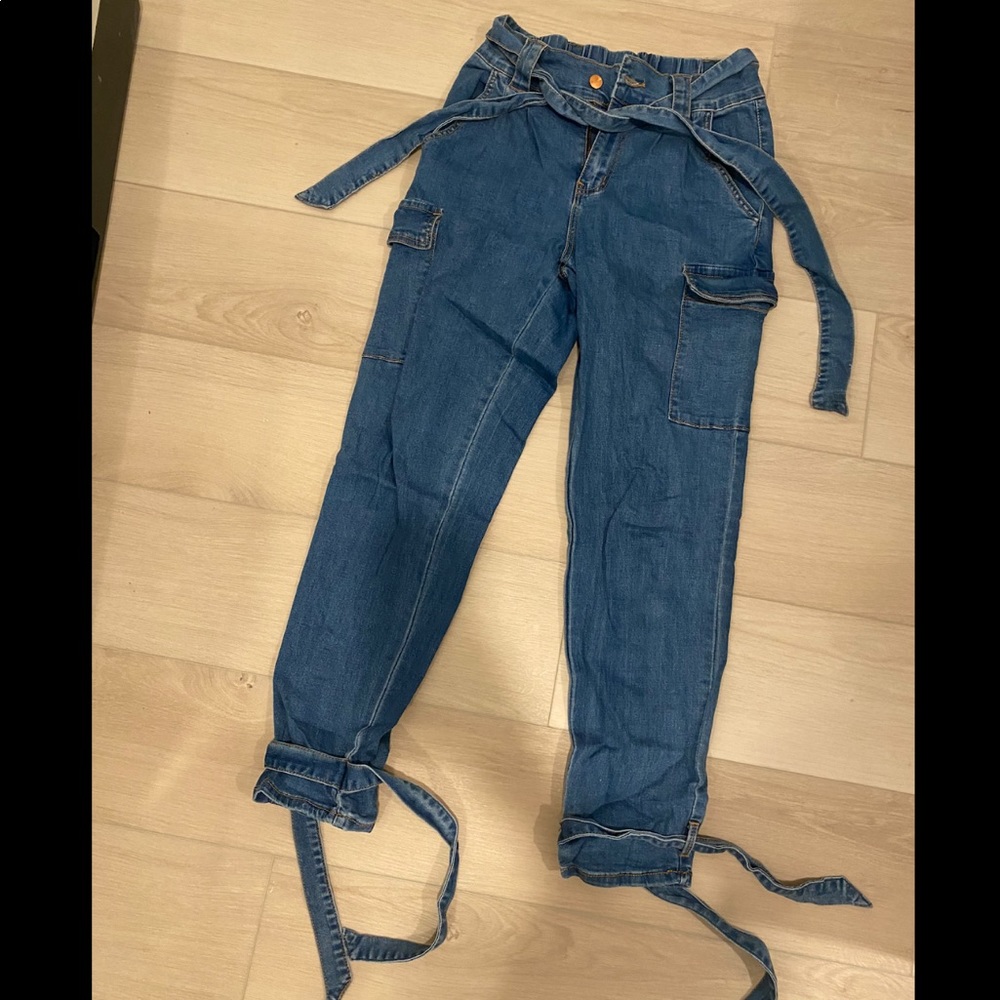 Soft and Stretch Cargo Jeans with tie at the waist and ties at the ankles